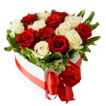 Arreglo de 14 Flores en Caja de Corazón